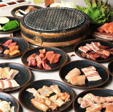 全尺寸炭火烤肉任你吃！[晚餐2000日元（成人），400日元～（儿童）]和晚餐也很棒！
