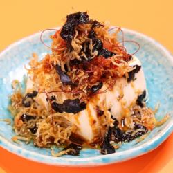 脆皮 Chirimenjako 和泡菜冷豆腐