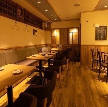 【各種ご宴会に】最大12名様まで横並びでご着席いただけるテーブルのお席がございます。おしゃれな明るい店内は女子会などにもぴったり！通路を挟んで手前と奥にスペースがあるため20名様前後の少人数から貸切を承っております。様々なシーンでご利用ください！【少人数から貸し切りOK！】