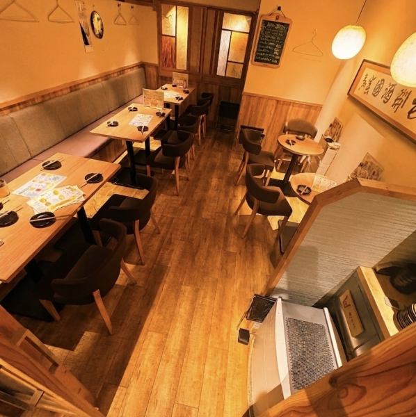 【各種ご宴会に】最大12名様まで横並びでご着席いただけるテーブルのお席がございます。おしゃれな明るい店内は女子会などにもぴったり!金曜日・祝前日を除き10名様から最大18名様までご案内可能な個室フロアの貸切利用も承っております。