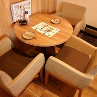 3名様掛けの丸テーブルのお席です。
