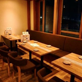テーブル席は連結が可能です。10-12名様は横並びでお座り頂けます。