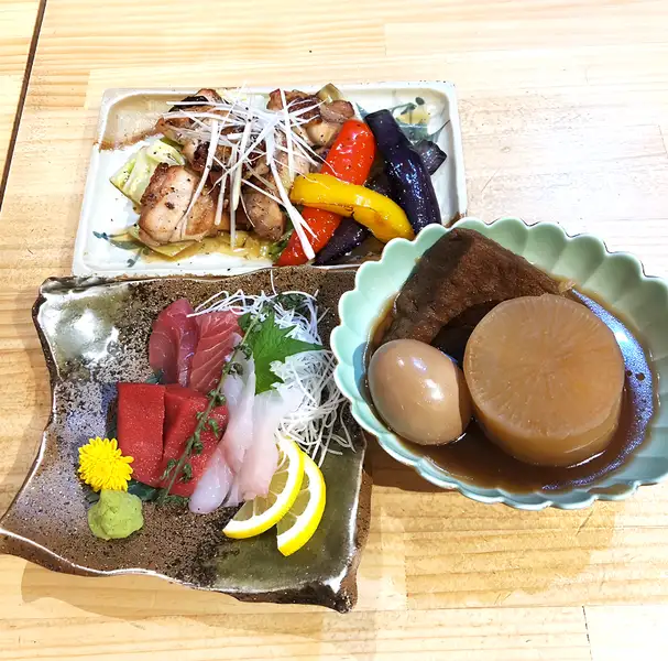 「Shakariki套餐」提供令人滿意的體驗，您可以一次享用生魚片、關東煮和炸雞。如果你不確定，就選這個吧！