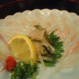 We have Japanese cuisine and sake using seasonal ingredients from the prefecture.