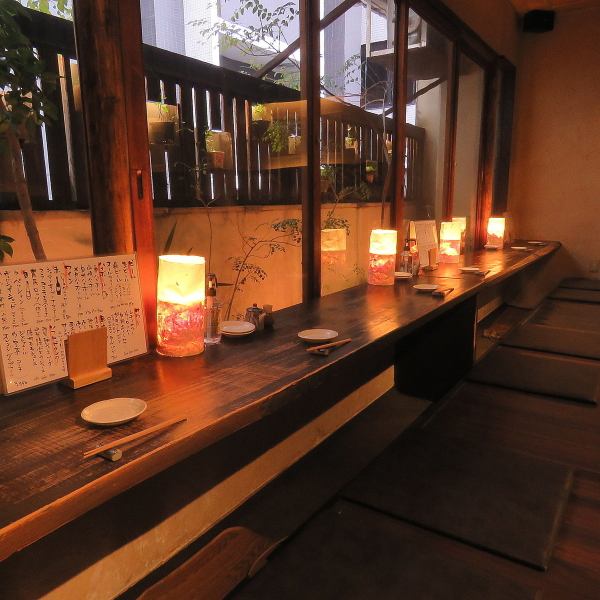 The sunken kotatsu seats are ideal for groups! The window seats are indirectly lit and are popular for two people.Please use it at various banquets.
