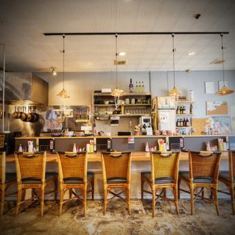 作为一家氛围轻松的人气居酒屋，它既有热闹的氛围，又有轻松的氛围。您可以在吧台悠闲地享用美食和饮品，吧台散发着温暖的木质气息。这是一个适合成年人放松身心的好去处，你可以在这里放松身心，而不会太吵闹或装腔作势。