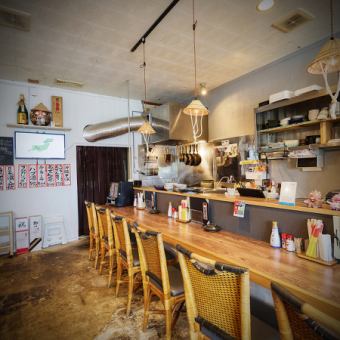 作为一家氛围轻松的人气居酒屋，它既有热闹的氛围，又有轻松的氛围。您可以在吧台悠闲地享用美食和饮品，吧台散发着温暖的木质气息。这是一个适合成年人放松身心的好去处，你可以在这里放松身心，而不会太吵闹或装腔作势。