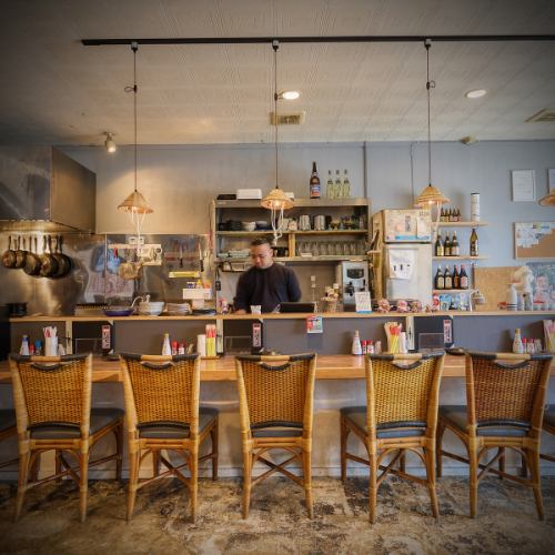 在舒适的空间里享用美食和饮品。