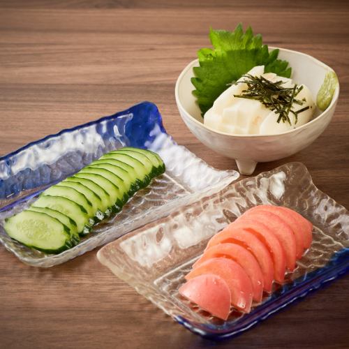 各种凉菜（番茄片、微腌黄瓜、山药块）