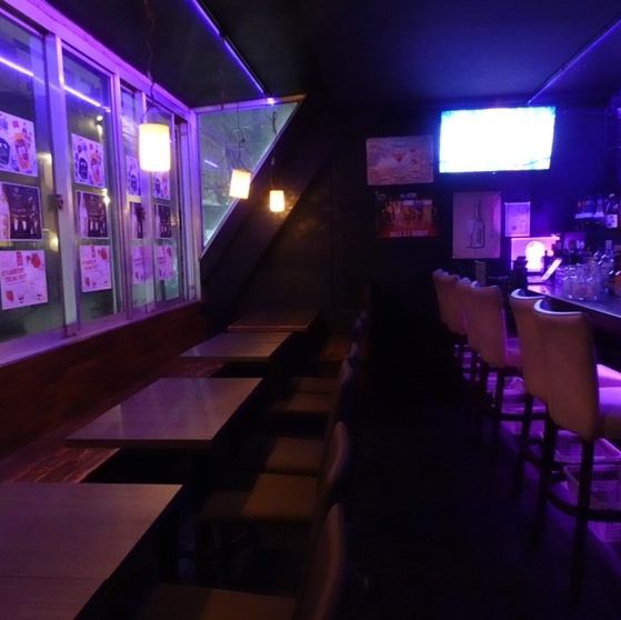 붐비는 도시의 뒷면에서 조용히 즐기는 성인 은신처