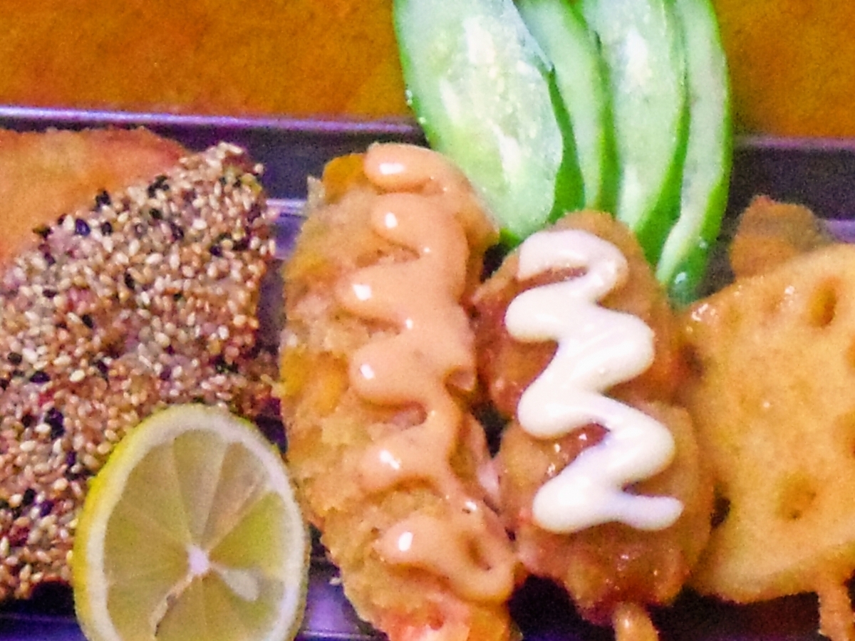 目の前で揚げる串カツは手間かけ仕上げ、アツアツで美味しい。