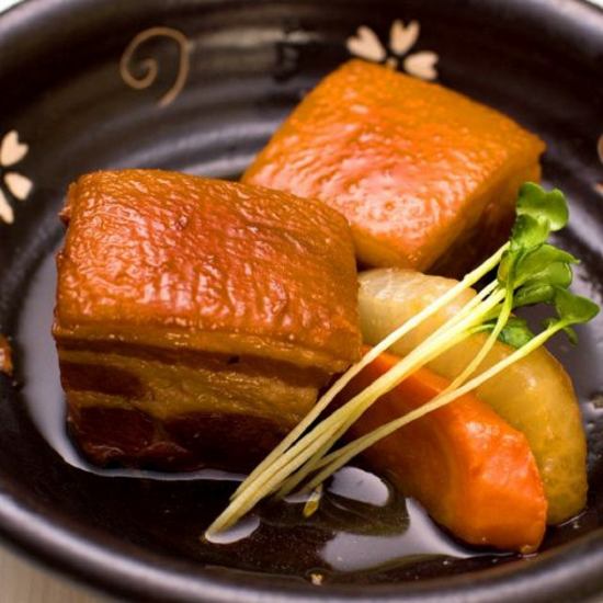 沖縄の豚肉料理の代名詞ラフティー！ ボリューム満点の豚の角煮