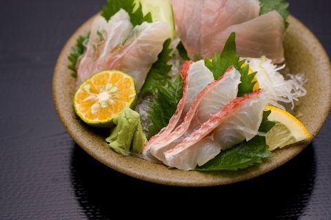来到冲绳，推荐尝尝当地的鱼！4片当地的鱼生鱼片1,400日元