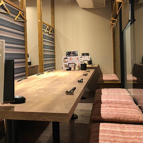 Seats for 8 people can be seated for 4 people by lowering the bamboo blinds according to the usage scene ♪ Courses are also available from 3900 yen with all-you-can-drink including draft beer, so please Please choose from your favorite course ★