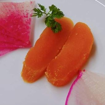 使用兵库县产的活乌鱼子，历时一个月制作而成的自家制“乌鱼子”～配白萝卜～