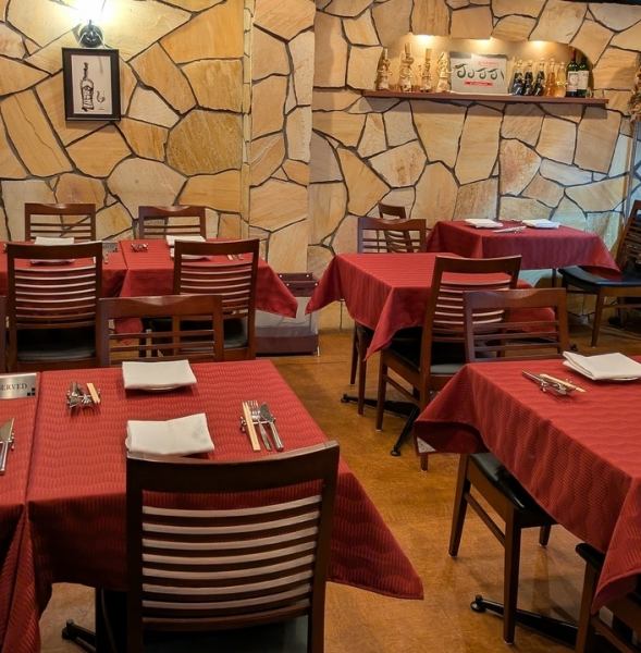 [A clean and spacious restaurant] We have plenty of tables for two, so we can accommodate a variety of occasions.This is a modern French-Italian restaurant for adults in a stylish setting.