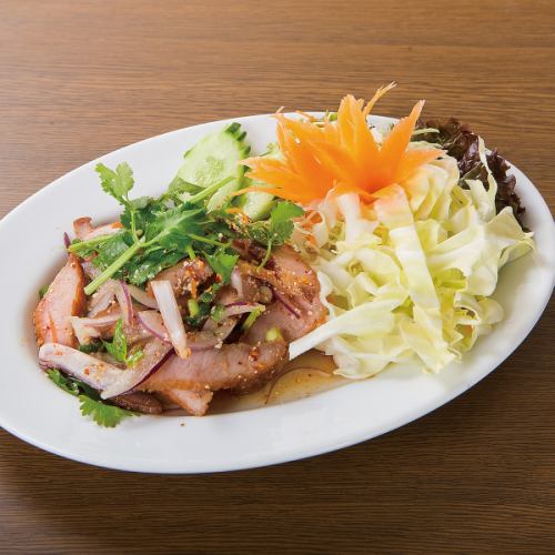豚肉とハーブのスパイシーサラダ／鶏挽肉サラダ