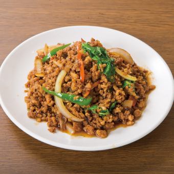 Stir-fried chicken with Thai basil / shrimp