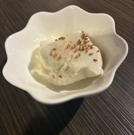 【自家製豆乳豆腐の一品】味は3種類　ゴマ塩(オススメ)/塩＋オリーブオイル/冷奴風