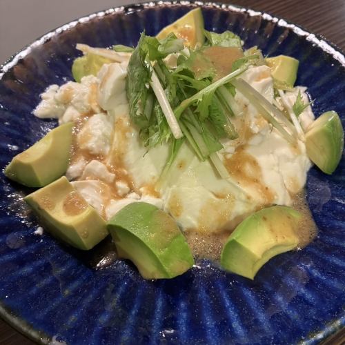豆腐とアボカドのヘルシーサラダ