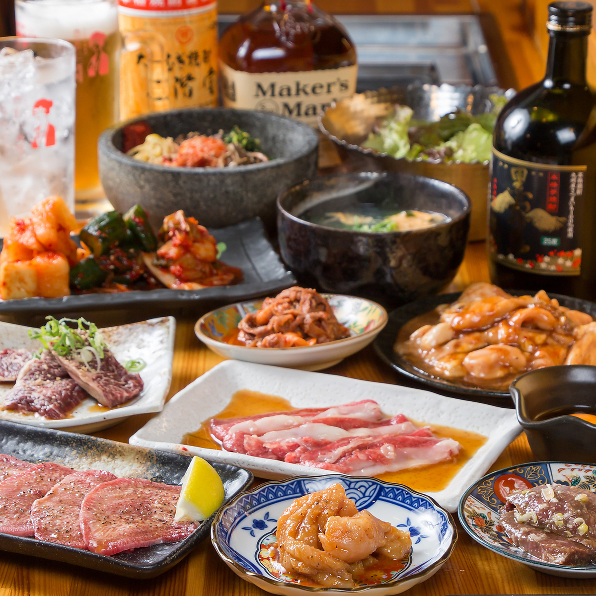 農場から直送で入る和牛ホルモンを自家製タレで楽しむレトロ空間が広がります。