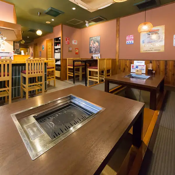 20名まで対応可能な店内は、15名から貸切利用も可能。昔懐かしいレトロな雰囲気が広がる空間で、会社宴会や仲間との集まりにぴったりです。座敷席やテーブル席を組み合わせ、ゆったりと過ごせます。シーンに合わせた席配置で、人数や目的に応じた使い方ができます。幹事さんも安心です。便利です。