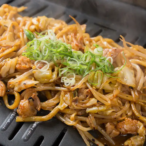 ぷりぷり和牛ホルモン入り！香ばしさと濃厚なコクが弾ける名物焼きそば