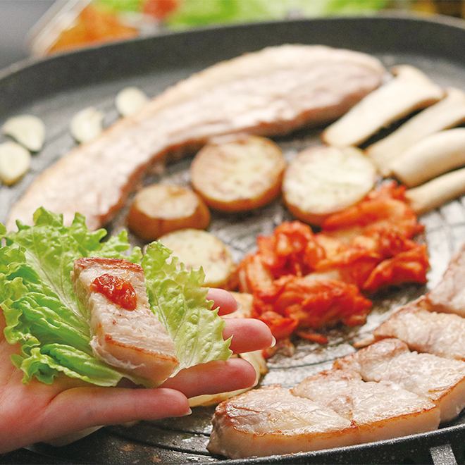 Classic samgyeopsal! All-you-can-eat variety of rolled leaves!