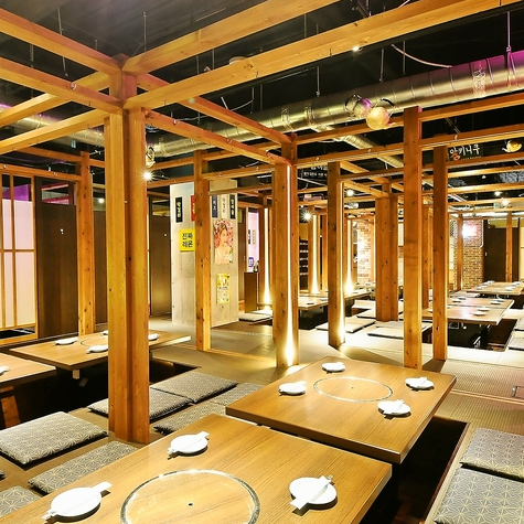 店内设有可容纳100人的桌席，可承办公司忘年会、俱乐部聚会等大型宴会！五花肉自助餐和正宗韩国料理种类丰富，无论是朋友聚会还是爱酒人士，都能在这里找到心仪的菜品。地理位置优越，距离明石站仅几步之遥，我们将为您打造一场必定会大受欢迎的韩式宴会。