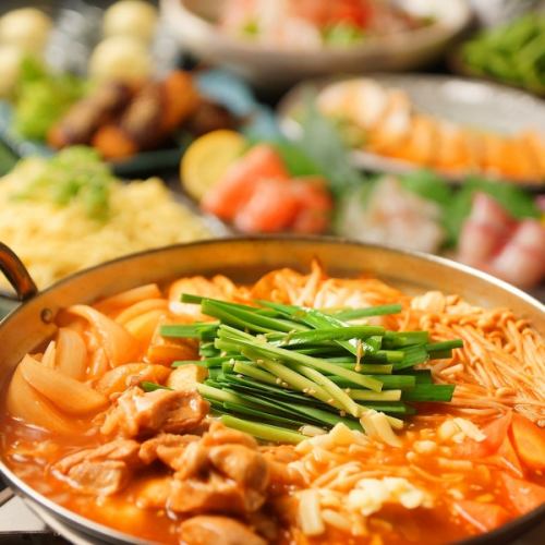 可選擇火鍋、部隊鍋等特色火鍋（共9道菜），並享有120分鐘無限暢飲（4,500日圓⇒4,000日圓）