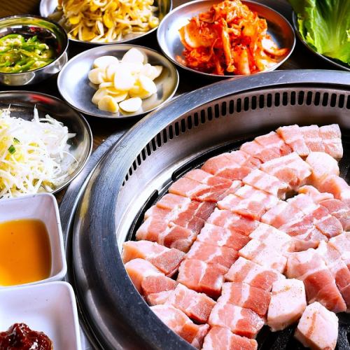 明石で話題！極厚サムギョプサル食べ放題2980円★飲み放題付きコースで忘年会にも最適！