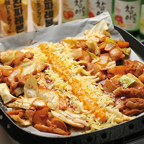 【食べ飲み放題】チーズタッカルビ等選べるメイン付♪≪全80種≫2時間食べ飲み放題4500→3500円