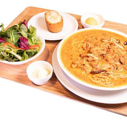 お得なランチセットの限定特典としてパスタのグラム変更が無料♪