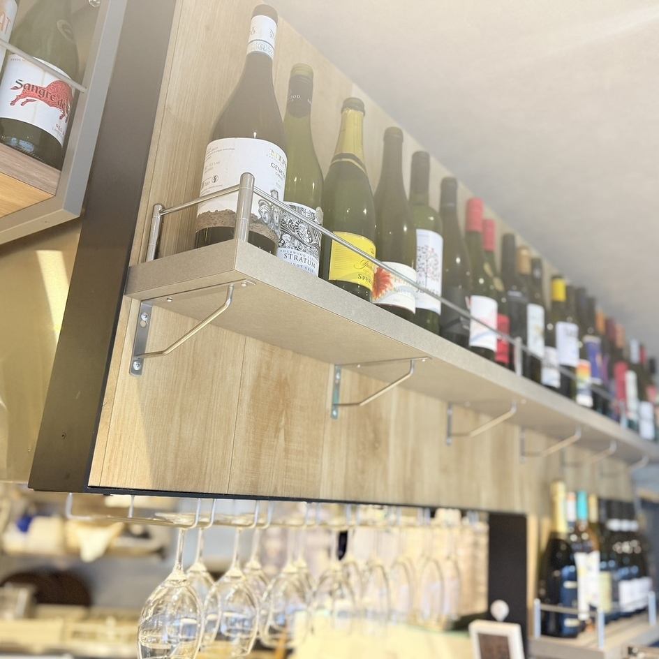 11時から営業！お酒の種類も充実、平日限定ハッピーアワーあり☆