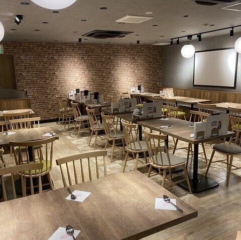 白と木目を基調にした温かみある内装の当店は、訪れる人々を優しく包み込む雰囲気です。さまざまなシーンに対応できるテーブル席をご用意。また、大人数でのご利用も可能なため、会社やサークルなどの集まり、お子様とのイベント打ち上げなどぴったりです☆周りを気にせず楽しめる貸切パーティーにも対応しております♪