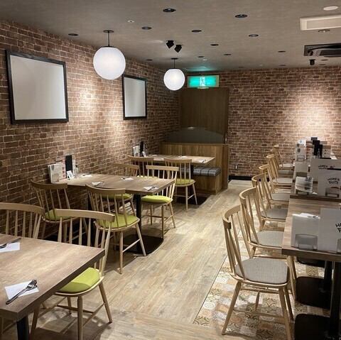 シンプルで温かみのある内装が、リラックスしたひとときを提供します。少人数でのランチや、友達とのカジュアルなお食事にぴったりの席をご用意。大切な人との特別な時間や家族との団らんにも最適な空間♪お一人様のランチや買い物の合間のカフェタイムにも最適◎皆様のお越しを心よりお待ちしております！