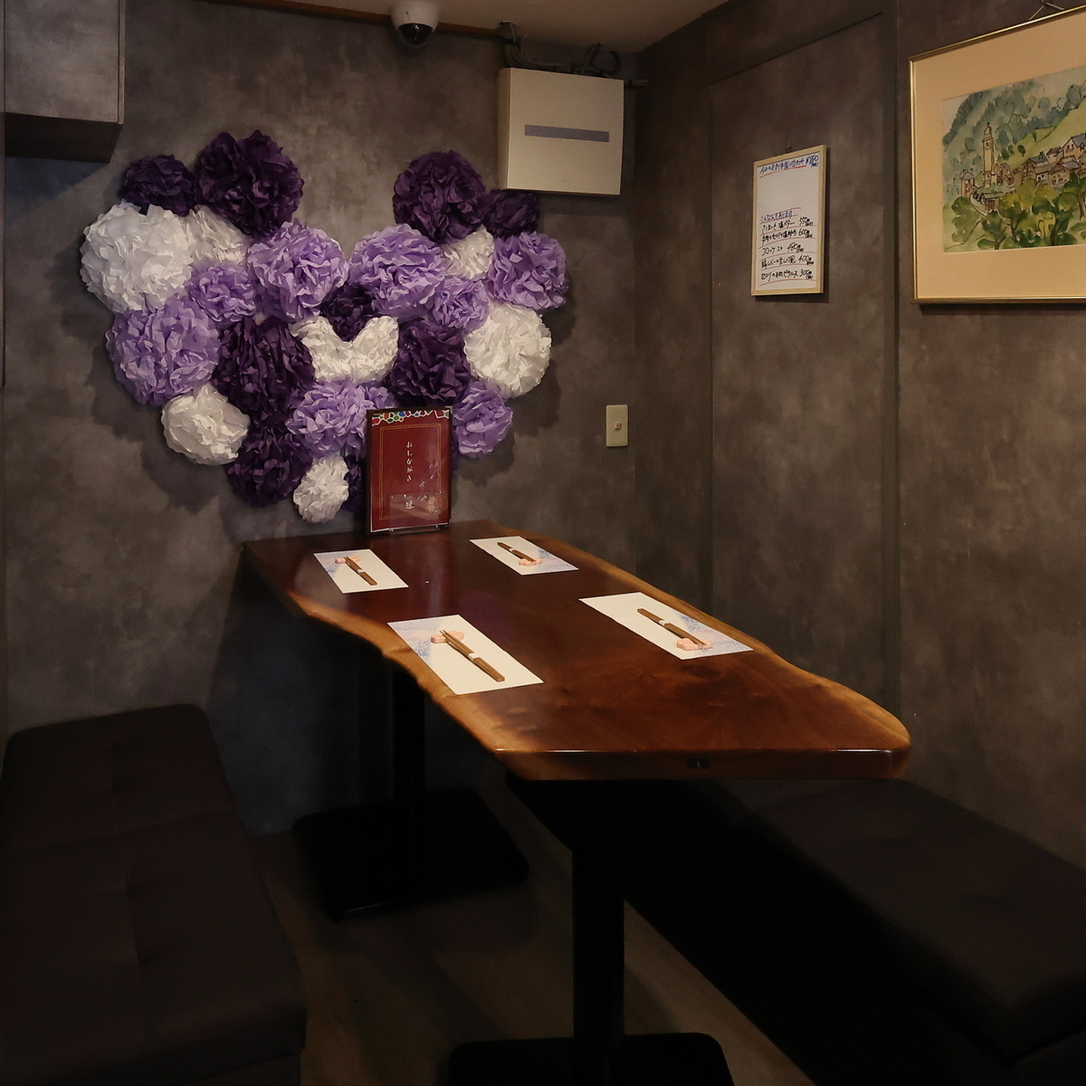 お洒落な一枚板テーブルで女子会♪夜カフェ&夜ごはんを満喫◎