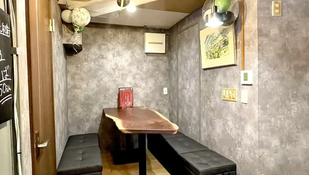 南国やハワイの温かい情熱を感じさせる、モダンな色彩の「モンキーポッド」を使用した特別な5名様用テーブル。明るい色味と濃い色味が美しいコントラストを描くエキゾチックな木目は、見ているだけで会話が弾むこと間違いなし!気の置けないご友人との女子会や、ご家族でのディナーにぴったりな特等席です★