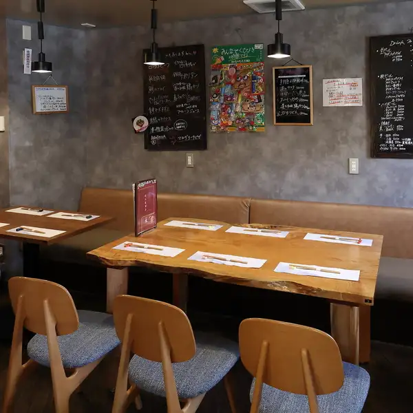 店内を彩るのは、別名「シルクウッド」とも呼ばれる高級銘木・栃(とち)の一枚板テーブル。なめらかで美しい光沢を放ち、触れるだけでホッと心が安らぐような、艶やかで上質な質感が魅力です。落ち着いた大人な雰囲気を演出してくれる空間で、美味しいお料理とお酒を片手に、特別な記念日やデートをどうぞ♪