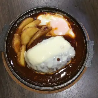 チーズのせ煮込みハンバーグ