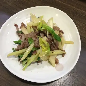牛肉とセロリの塩炒め