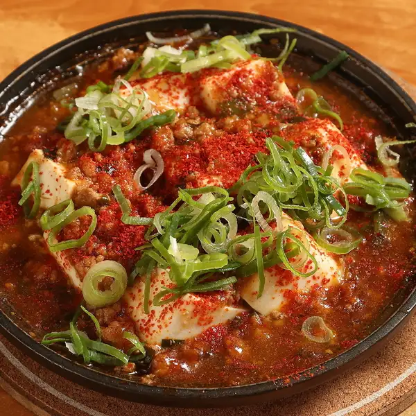 夏の暑さを吹き飛ばす爽快な辛さ!アツアツの石鍋でグツグツと踊る「激辛!麻婆豆腐」