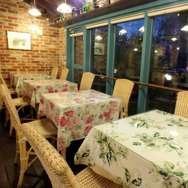 A cute exterior with a warm Southern European feel.The brick-built interior is reminiscent of overseas restaurants, and is recommended for dates, girls' gatherings, and families.