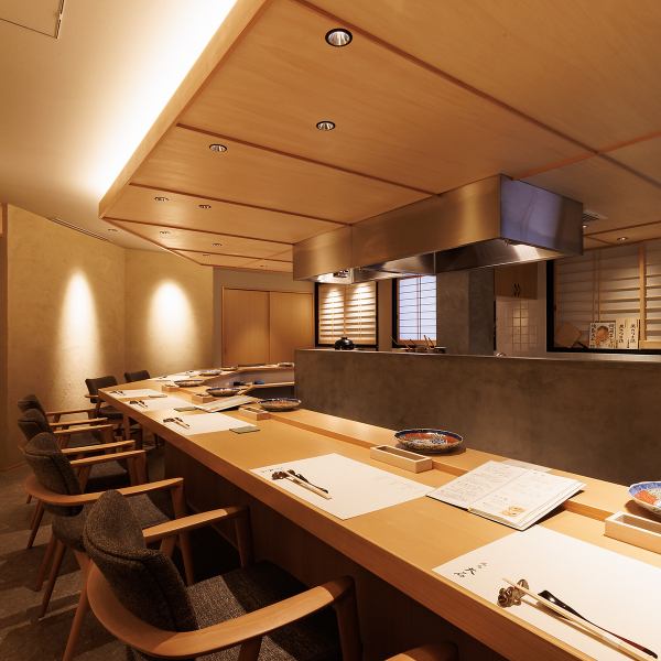 餐廳內部採用筒燈照明，營造出您可以專心享用美食而不必擔心周圍人的氛圍。在這個隱密的餐廳裡享受成人時光。