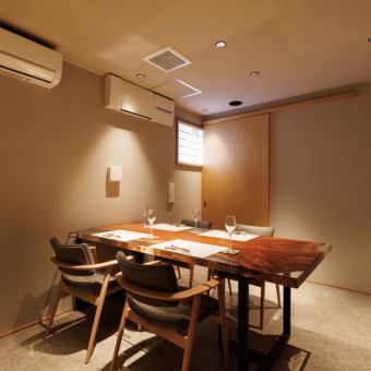 【完全個室】6名様までご利用可能な完全個室です。記念日はもちろん、冠婚葬祭などのご家族のお集りにも最適です。またお部屋には個室専用の化粧室を完備しておりますので、周りを気にすることなくお過ごしいただけます。