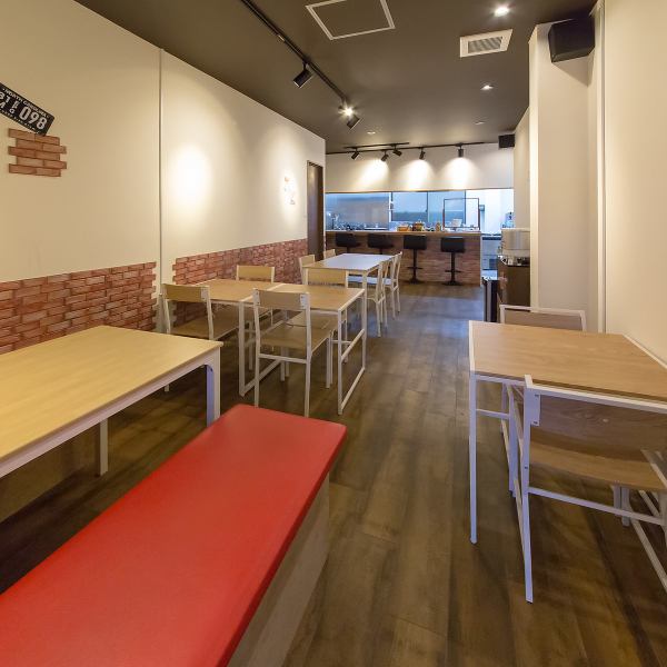 「和食・鉄板・寿司」と聞くと、少し敷居が高いイメージ…しかし！当店は洋風でカジュアルな雰囲気で、入りやすさが魅力のお店です◎白を基調とした明るい店内に、レンガ調の壁紙やアメリカのナンバープレートが飾られています。どなたでも気軽にふらっと立ち寄っていただけるような、通いやすいお店です♪