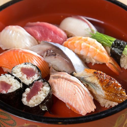 【市場直送の鮮魚◎】握りたてをご提供！お子様でも食べやすい本格的なお寿司を、気軽にお楽しみください♪