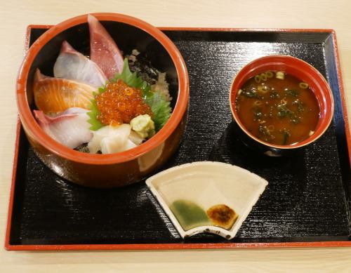 ランチも営業しております