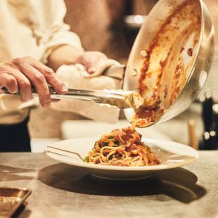 人気 No.1の野菜と魚を味わえる前菜からピザとパスタ、肉の旨味を楽しむメイン料理のフルコース