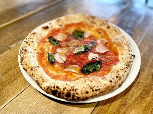 柴火烤製的 marinara 披薩